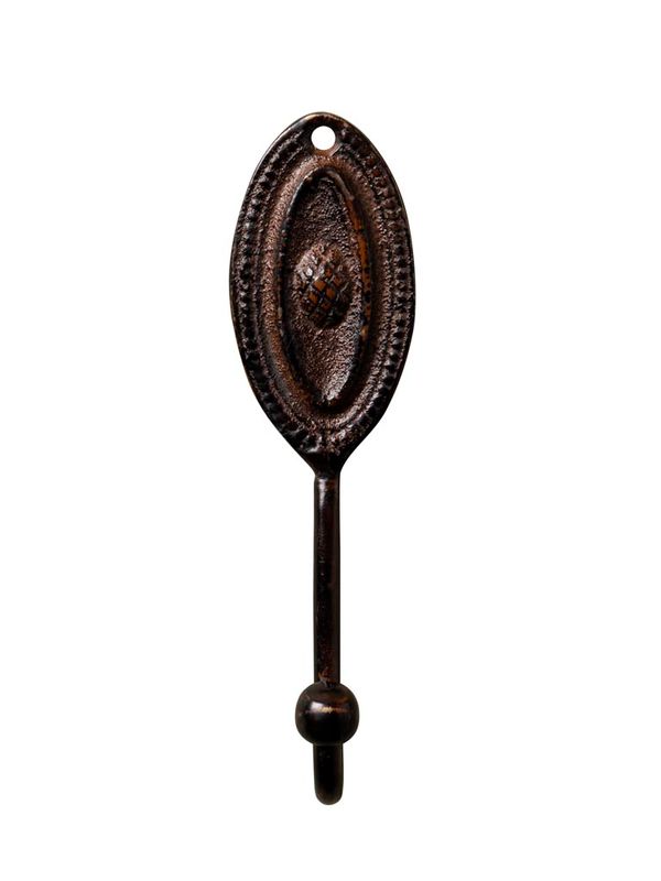 Oval knagg med brun patina