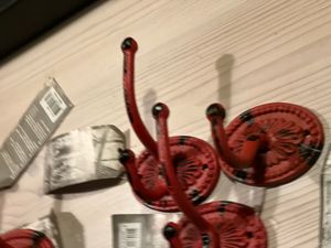 Hovedbilde R&oslash;d knagg i st&oslash;pejern