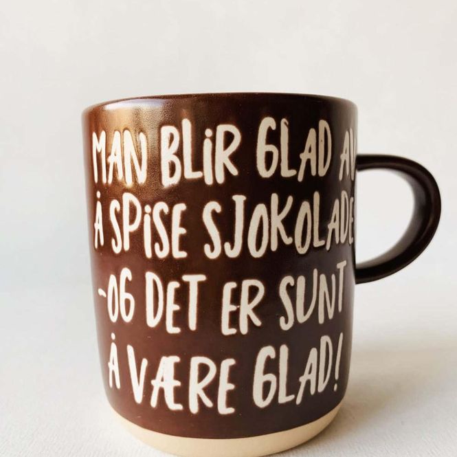 Hovedbilde Krus H 9,5 Cm «Man Blir Glad Av Sjokolade»