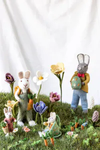 Hovedbilde Liten hvit guttekanin i en kopp med gulrot